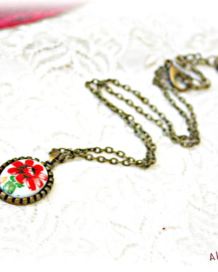 Colier vintage din portelan cu o floare rosie