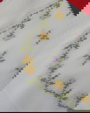 Fata de masa cu broderie