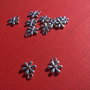 Floricica argintie cu 6 petale aprox 2x11x13 mm ( cu agatatoarea)