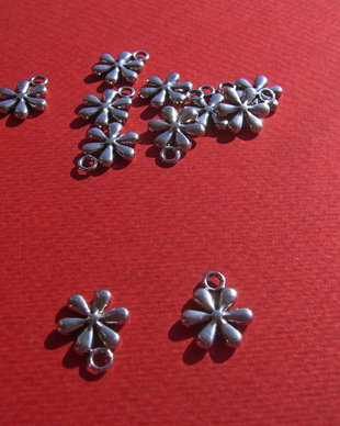 Floricica argintie cu 6 petale aprox 2x11x13 mm ( cu agatatoarea)