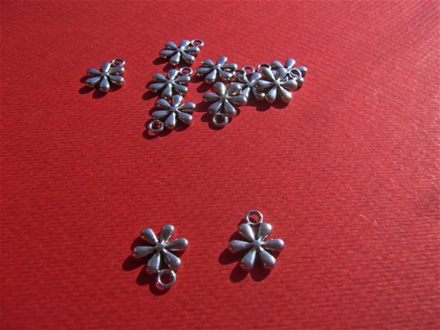 Floricica argintie cu 6 petale aprox 2x11x13 mm ( cu agatatoarea)
