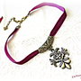 Colier choker cu catifea si pandantiv fleur de lys