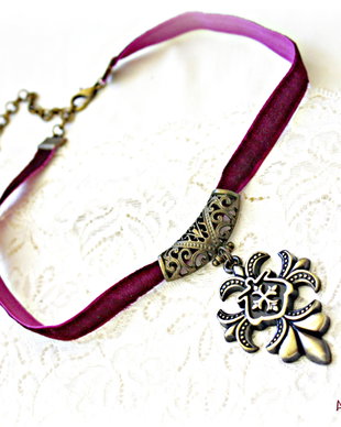 Colier choker cu catifea si pandantiv fleur de lys