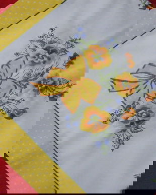 Fata de masa cu broderie