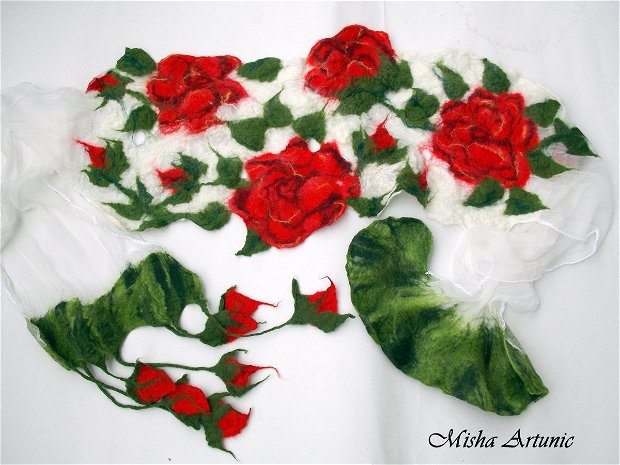 vandut - Esarfa/ Sal din matase naturala cu trandafiri rosii impasliti