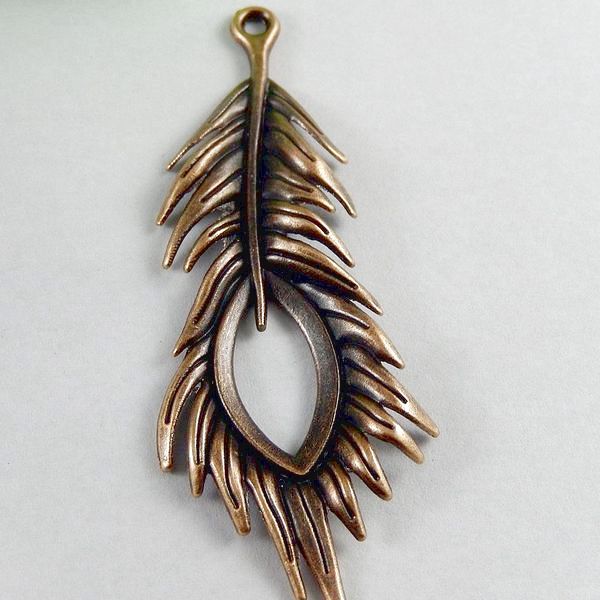 9591 - (2buc) Pandantiv, aliaj metalic, aspect cupru, pana de paun, 71x27x4mm