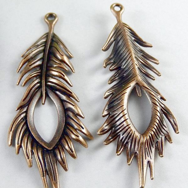 9591 - (2buc) Pandantiv, aliaj metalic, aspect cupru, pana de paun, 71x27x4mm