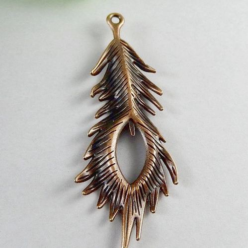 9591 - (2buc) Pandantiv, aliaj metalic, aspect cupru, pana de paun, 71x27x4mm