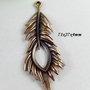 9591 - (2buc) Pandantiv, aliaj metalic, aspect cupru, pana de paun, 71x27x4mm
