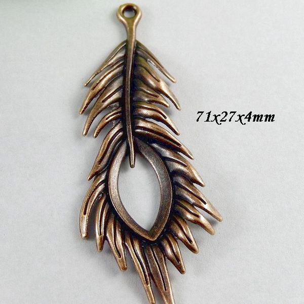 9591 - (2buc) Pandantiv, aliaj metalic, aspect cupru, pana de paun, 71x27x4mm