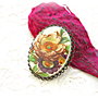 Brosa vintage de portelan cu buchet de bujori