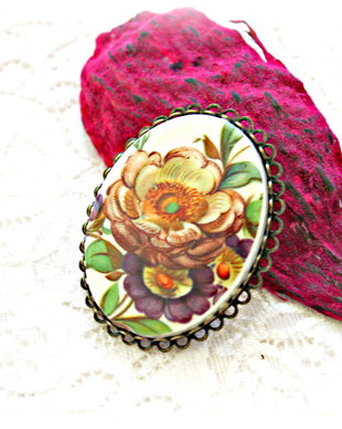 Brosa vintage de portelan cu buchet de bujori