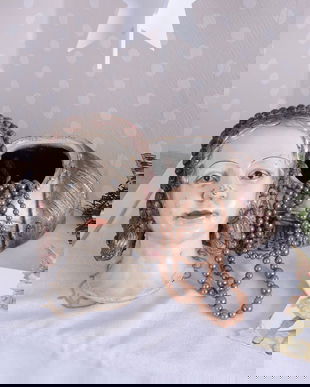 CASETA BUST DE FEMEI DIN RASINI