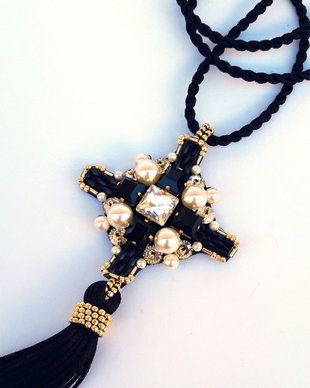 colier cruce brodata si ciucure negru auriu