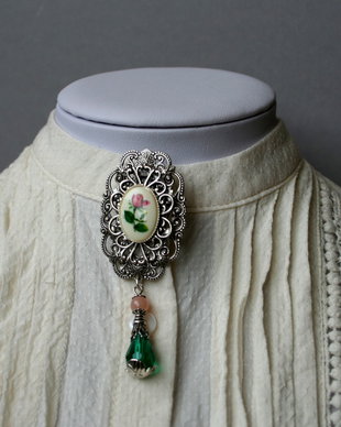 Brosa metalica cu brioleta verde si cabochon acrilic - Romantic rose