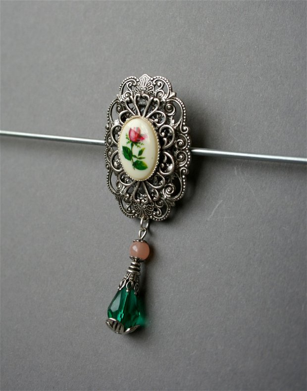 Brosa metalica cu brioleta verde si cabochon acrilic - Romantic rose