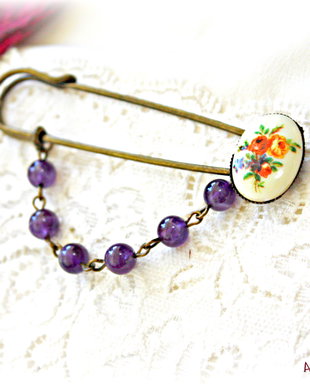 Brosa vintage cu portelan si ametist violet