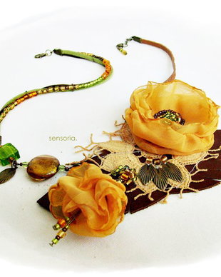 colier floral galben