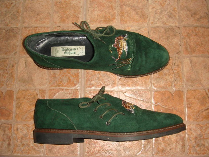 Pantofi din piele intoarsa verde, cu sireturi si broderie