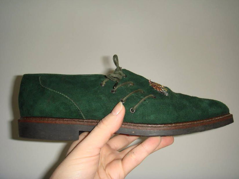 Pantofi din piele intoarsa verde, cu sireturi si broderie