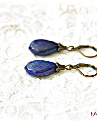 Cercei atarnatori cu picaturi de lapis lazuli