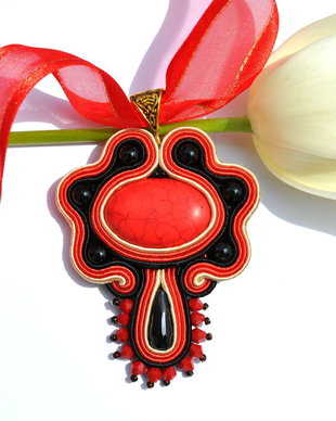 Pandantiv soutache negru-rosu-bej