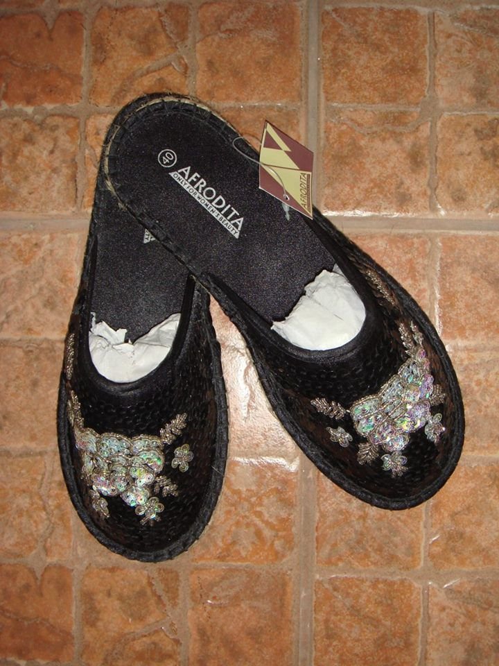 Papuci noi, din material textil, cu cusaturi din paiete