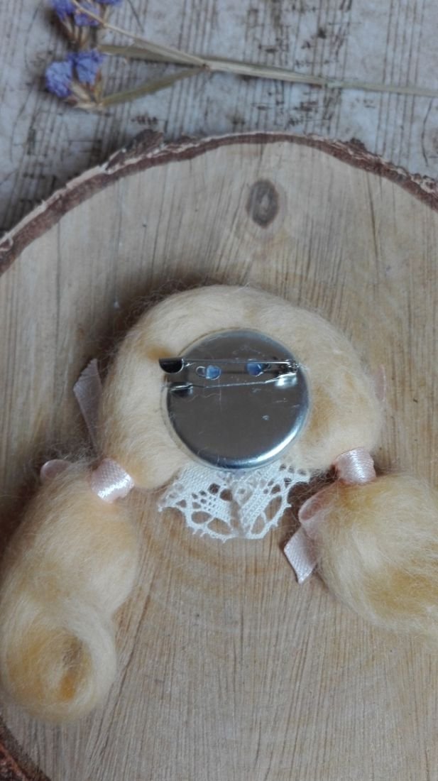 Brosa fetita din buton de lemn si lana