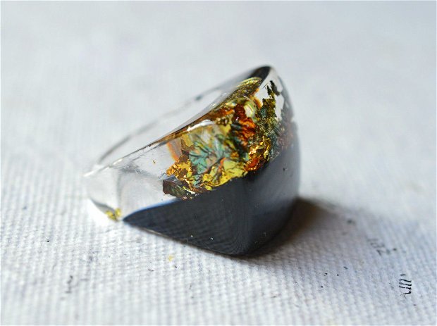 Inel din rășină transparenta cu foita de aur si pigment negru.