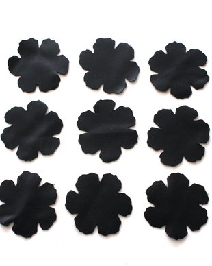 Floricele negre decupate din imitatie piele