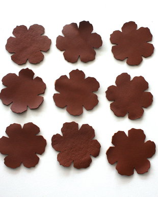 Floricele maro decupate din imitatie piele