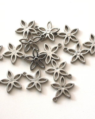 Charm argintiu floare