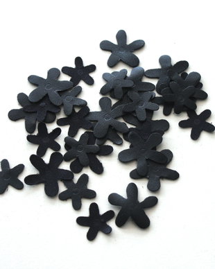 Floricele decupate din material ce imita pielea
