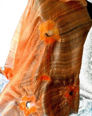 Esarfa de matase naturala cu aplicatie de flori de lana impaslite prin tehnica de nunofelting