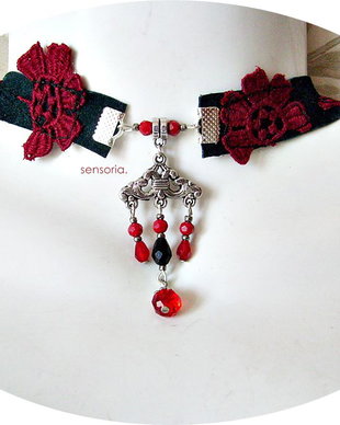 Chocker cu flori dantelate grena  si cristale