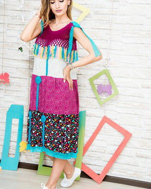 rochie colorata cu ciucuri accesorizata
