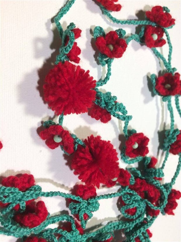 Colier asimetric verde crosetat din bumbac cu flori rosii si margele verzi / chocker / colier vara