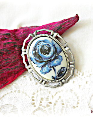 Brosa pandantiv vintage cu floare albastra