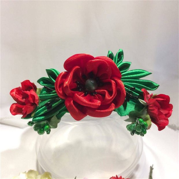Bijuterie multifunctionala verde cu flori rosii din satin: Diadema / Colier / Ckocker