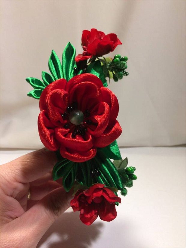 Bijuterie multifunctionala verde cu flori rosii din satin: Diadema / Colier / Ckocker