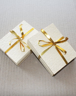Carton crem embosat