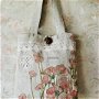 geanta de in cu camp de flori pictural