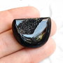 Cabochon Agat negru  cu formatiuni de cristale druzy