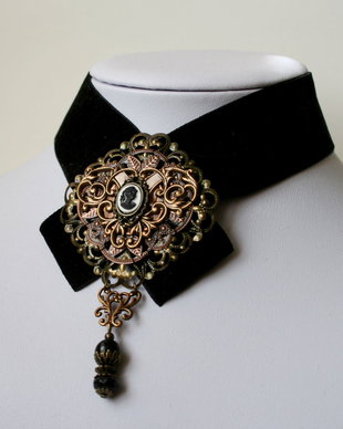 Colier choker și camee