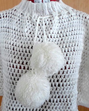 poncho-vesta cu pom-pom