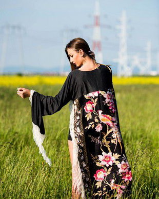 bluza cu trena , cu voal si pasari colorate