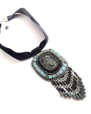 Choker cu pandantiv din regalit