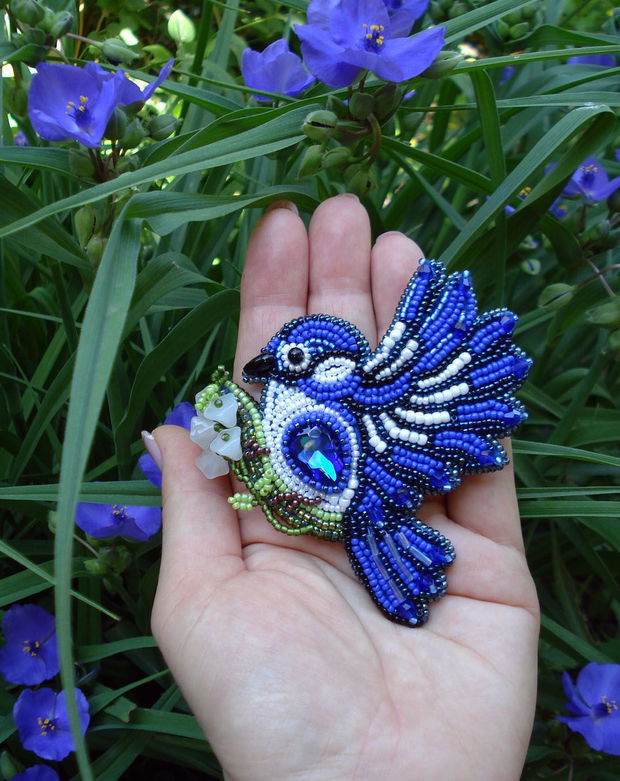 "Blue Birdie" - brosa broderie cu margele