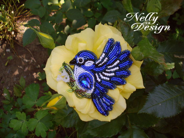 "Blue Birdie" - brosa broderie cu margele