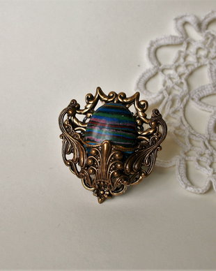 Brosa cu cabochon rainbow calsilica din colecția Medals for ladies